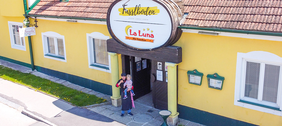 Alexander Fasching mit Nachwuchs vor dem Eingang zum Fasslboden